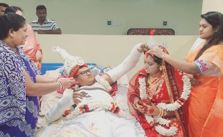 ‘আহত বর, হাসপাতালের বেডেই বসলো ব্যতিক্রমী বিয়ের আসর’