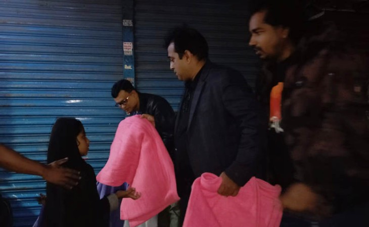 রাজধানীতে বগুড়া থিয়েটার পরিবার ঢাকার শীতবস্ত্র বিতরণ