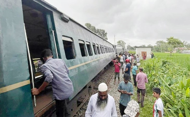 পদ্মরাগ ট্রেনের ৬ বগি লাইনচ্যুত, রংপুরে রেল যোগাযোগ বন্ধ