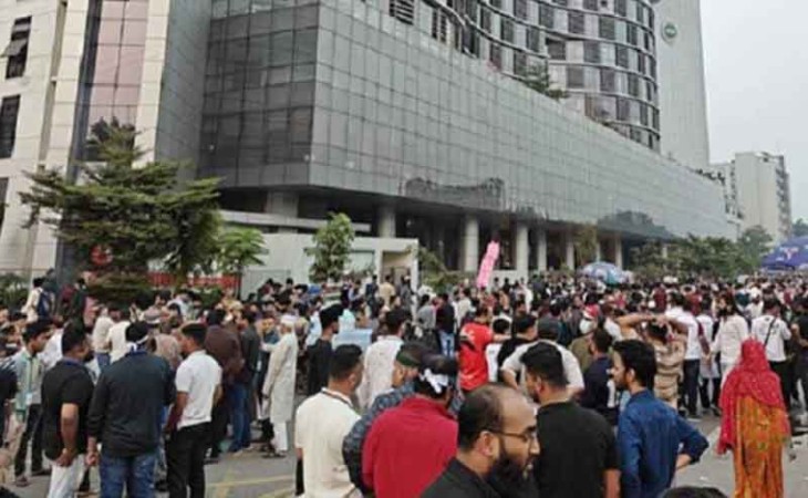 বিটিআরসি ভবনে মোবাইল ফোন ব্যবসায়ীদের ভাঙচুর, আটক ৫