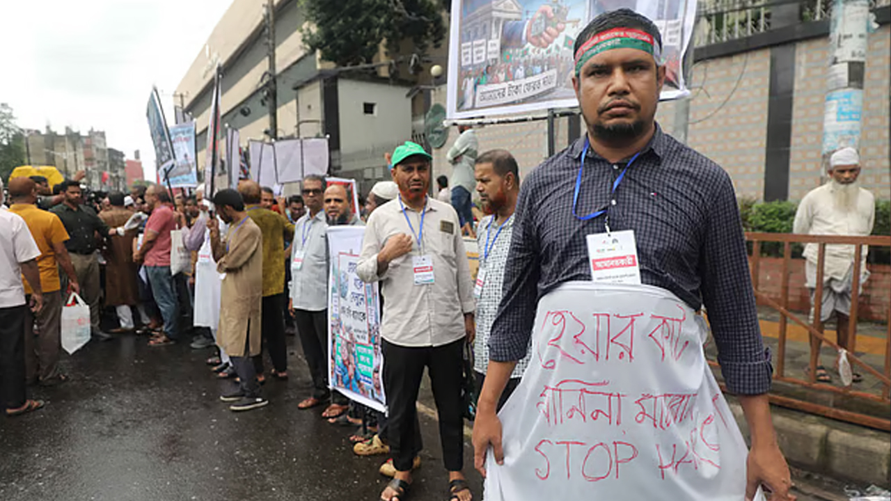 চট্টগ্রামে একীভূত হওয়া ৫ ব্যাংকের আমানতকারীদের বিক্ষোভ