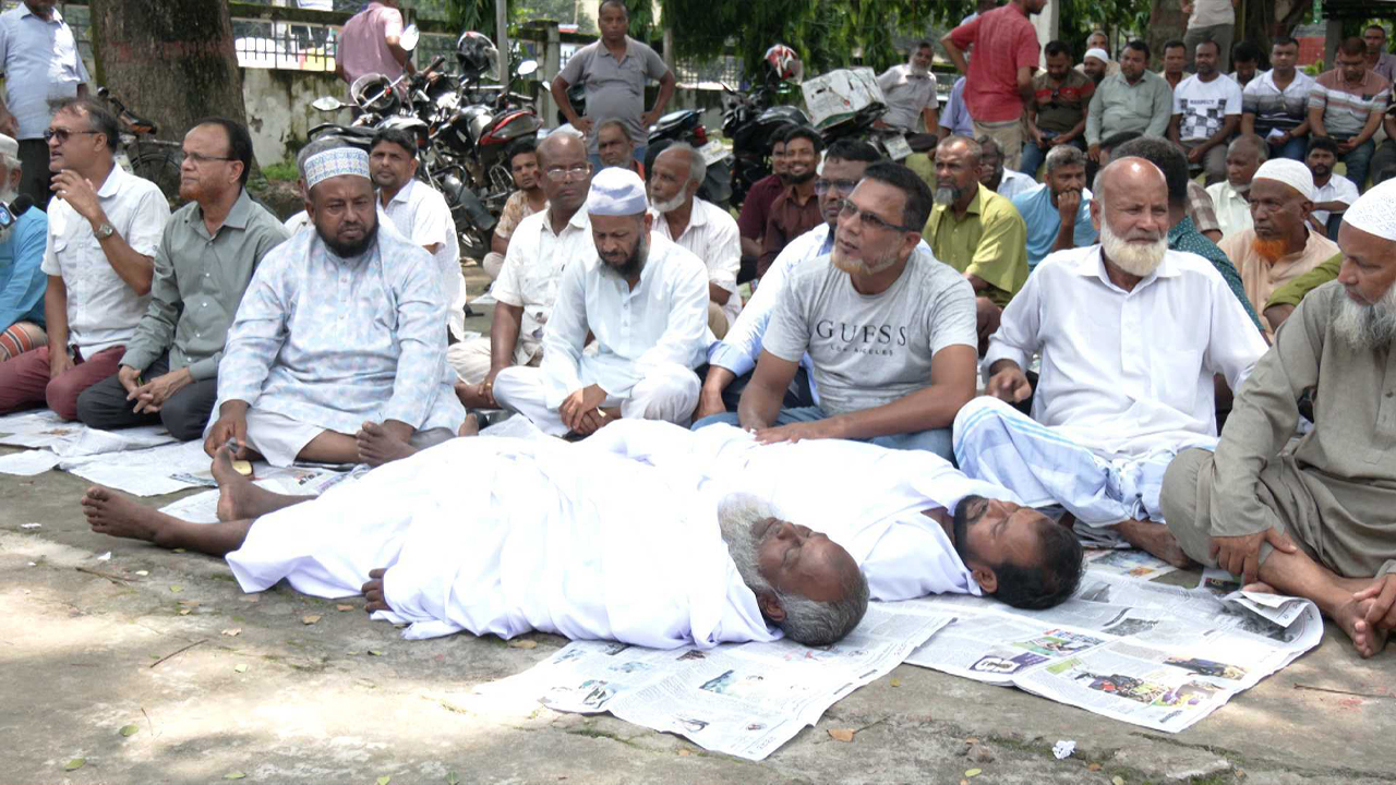 হিমাগারের অতিরিক্ত ভাড়া কমানোর দাবিতে কাফনের কাপড় পরে কৃষকের গণ-অনশন