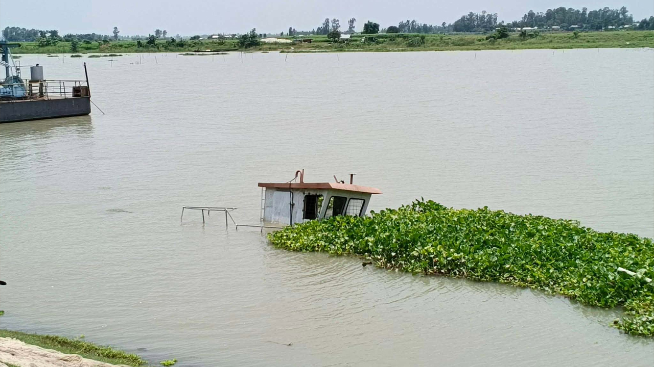 উদ্ধারকাজে নিয়োজিত বোটই এখন উদ্ধারের অপেক্ষায়