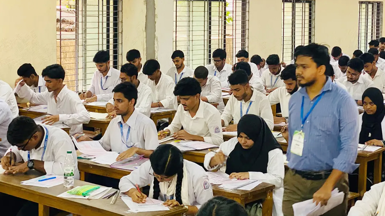 এইচএসসির প্রথম দিনে অনুপস্থিত ২৫ হাজার, বহিষ্কার ৭ পরীক্ষার্থী
