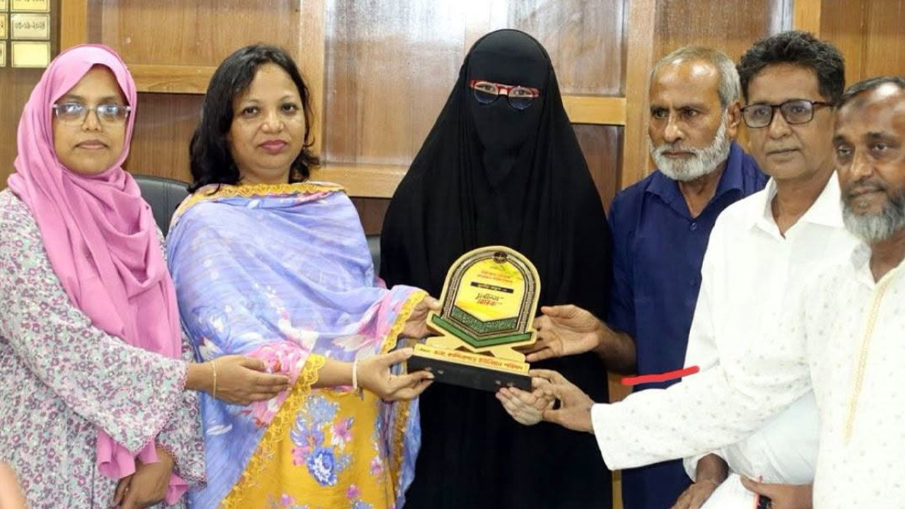 মাত্র ৮ মাসে সম্পূর্ণ পবিত্র কুরআন লিখে অনন্য কীর্তি গড়লেন কুমিল্লার সুরাইয়া