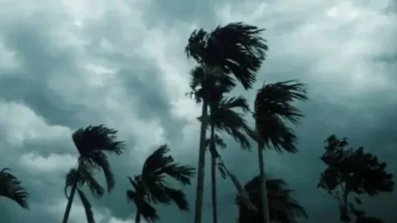  দুপুরের মধ্যে দেশের ৯ অঞ্চলে ৬০ কিমি বেগে ঝড়সহ বজ্রবৃষ্টির পূর্বাভাস