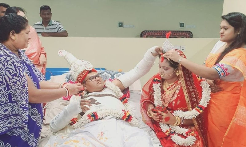 ‘আহত বর, হাসপাতালের বেডেই বসলো ব্যতিক্রমী বিয়ের আসর’