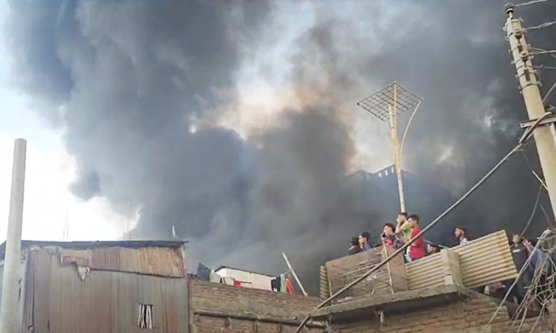 লালবাগে প্লাস্টিকের গোডাউনে আগুন, নিয়ন্ত্রণে ৬ ইউনিট