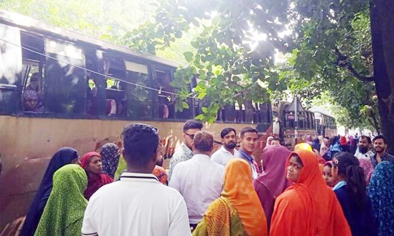 টাঙ্গাইল-৩ আসনের প্রার্থী পরিবর্তনের দাবিতে ফিরোজার সামনে অবস্থান