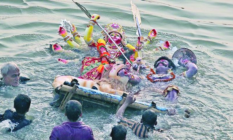 বিসর্জনের মধ্য দিয়ে শেষ হল দুর্গাপূজা