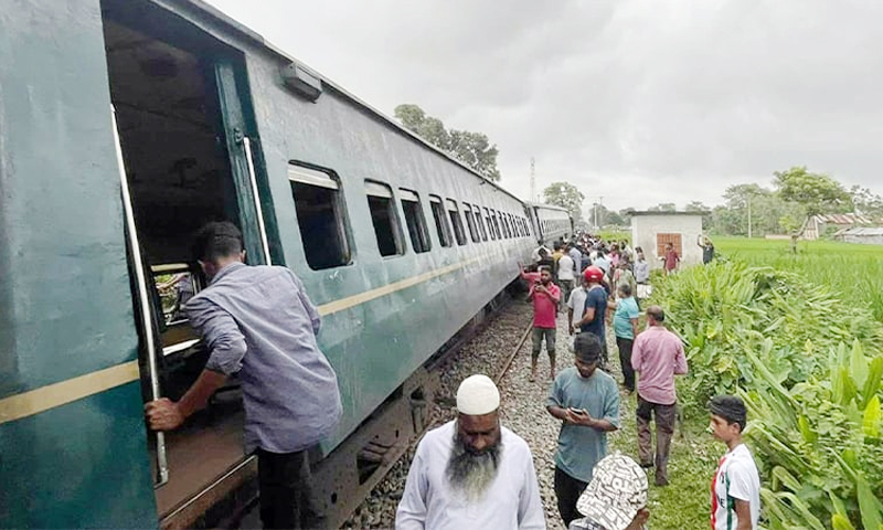 পদ্মরাগ ট্রেনের ৬ বগি লাইনচ্যুত, রংপুরে রেল যোগাযোগ বন্ধ