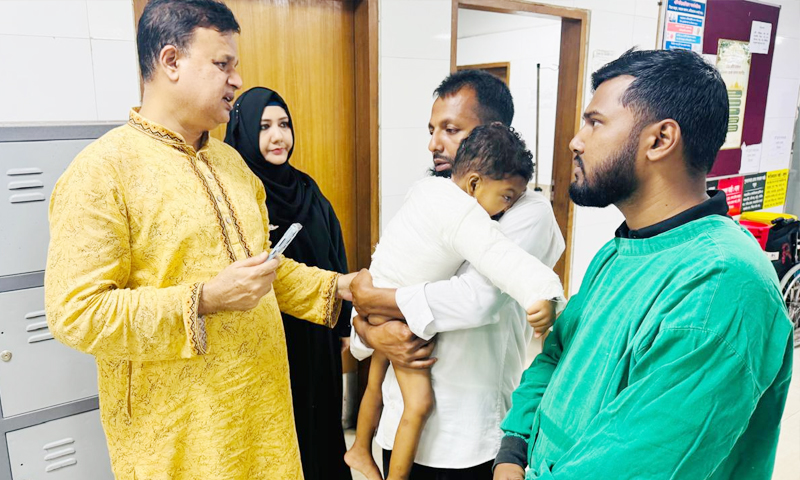 বগুড়ার কাহালুতে দগ্ধ শিশু রাইসার পাশে এমপি মোশারফ