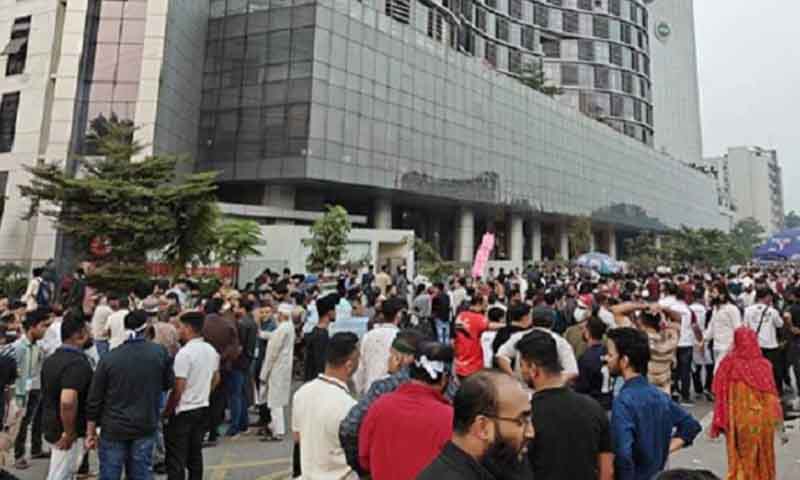 বিটিআরসি ভবনে মোবাইল ফোন ব্যবসায়ীদের ভাঙচুর, আটক ৫