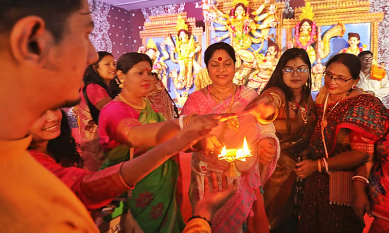 শারদীয় দুর্গাপূজার সপ্তমীতে চলছে দেবীদর্শন ও আরাধনা