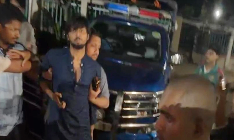 শাহবাগে ডাকসু নেতা এবি জুবায়ের ও মুসাদ্দিকের ওপর হামলা