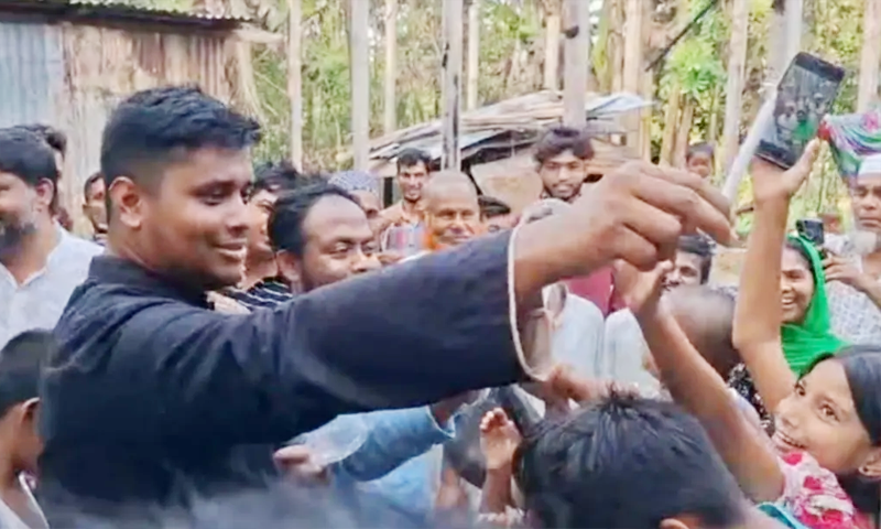 লোডশেডিংয়ের প্রতিবাদে মোমবাতি বিতরণ করলেন হাসনাত আবদুল্লাহ