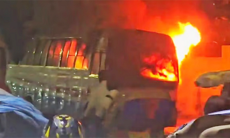 রাজধানীর সূত্রাপুরে বাসে আগুন