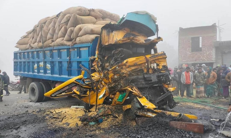 দিনাজপুরে দুই ট্রাকের মুখোমুখি সংঘর্ষে হেলপার নিহত