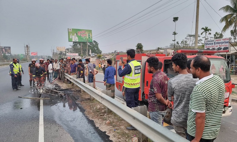 মহাসড়কে নিজের বাইকে আগুন ধরিয়ে দিলেন যুবক