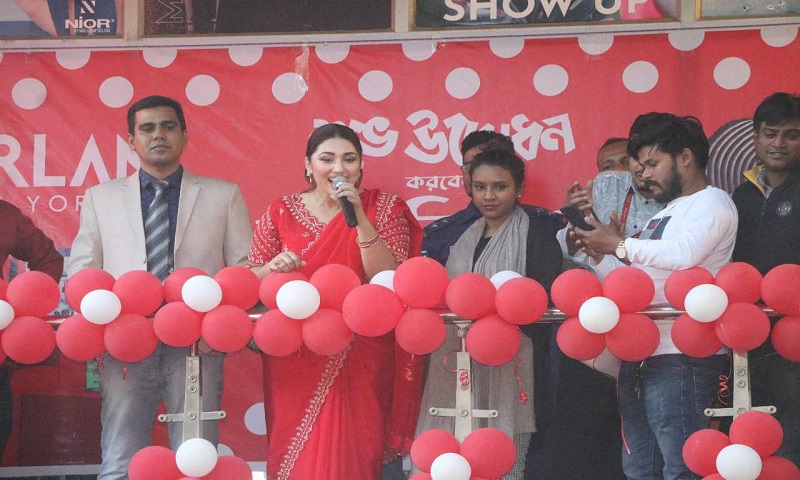 ময়মনসিংহে হারল্যান স্টোর উদ্বোধনে অপু বিশ্বাস