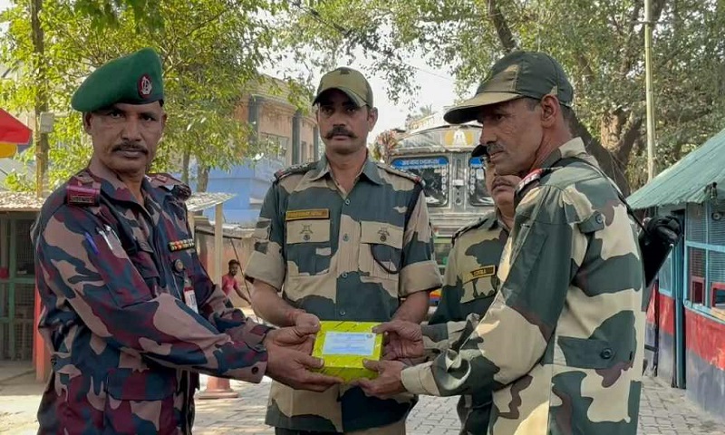 হিলি সীমান্তে বিএসএফকে মিষ্টি দিলো বিজিবি