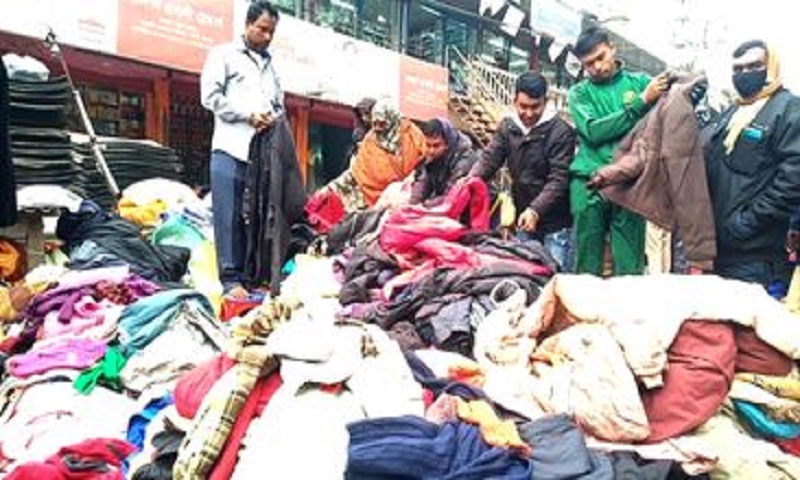 শীতবস্ত্রের খোঁজে ফুটপাতের দোকানে ক্রেতাদের ভীড়