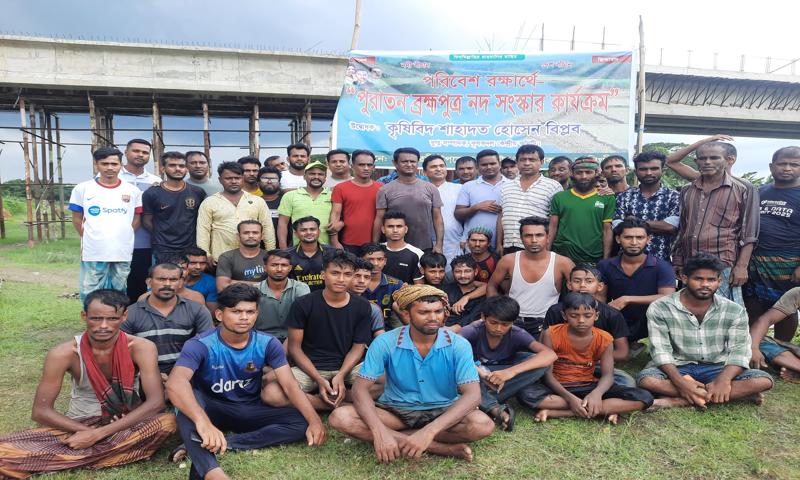 ব্রহ্মপুত্রের কচুরিপানা পরিষ্কার করালেন কৃষক দল নেতা