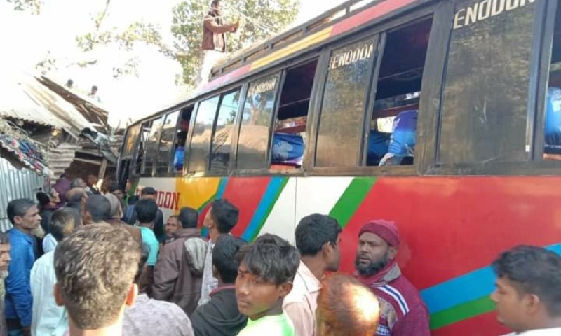 নিয়ন্ত্রণ হারিয়ে দোকানে বাস, আহত ৮