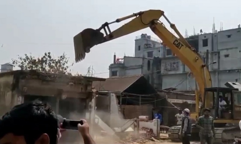 কালিয়াকৈরে বিত্তশালীদের ভবন রক্ষায় নাটকীয় অভিযান