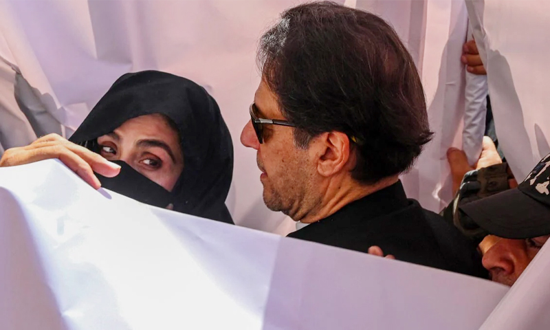 আমাকে নতি স্বীকার করাতে বুশরা বিবিকে নির্যাতন করা হচ্ছে: ইমরান খান