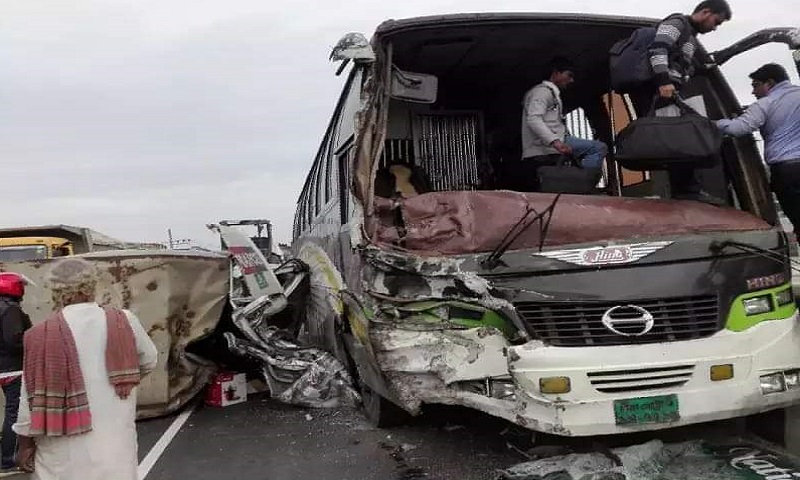টাঙ্গাইলে বাস-কাভার্ড ভ্যানের মুখোমুখি সংঘর্ষে নিহত ১