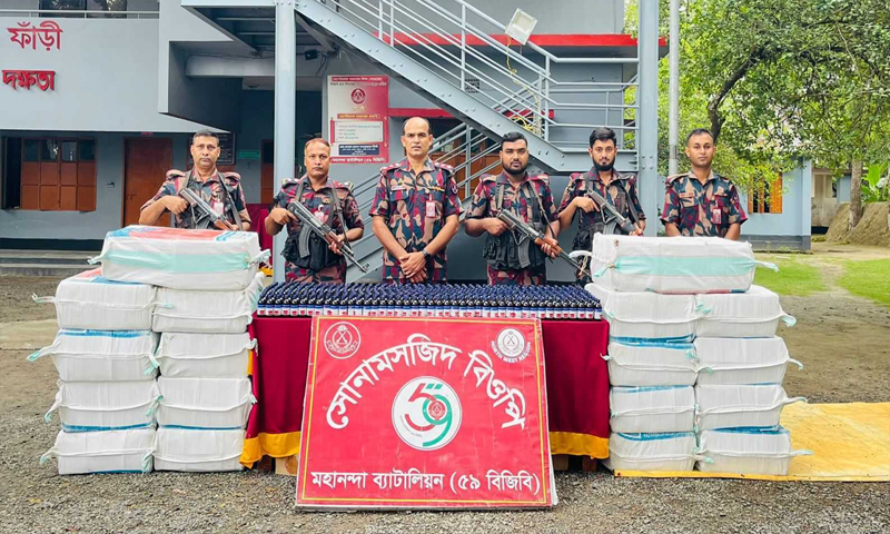  ভারতীয় পাথরের ট্রাকে আসা ৫ হাজারেরও বেশি বোতল ফেনসিডিল জব্দ