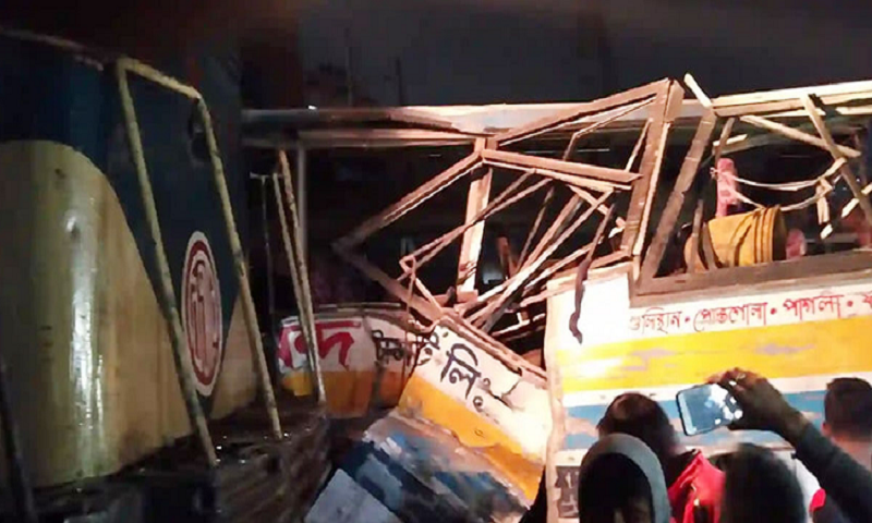 নারায়ণগঞ্জে বাস-ট্রেন সংঘর্ষ, নিহত ২