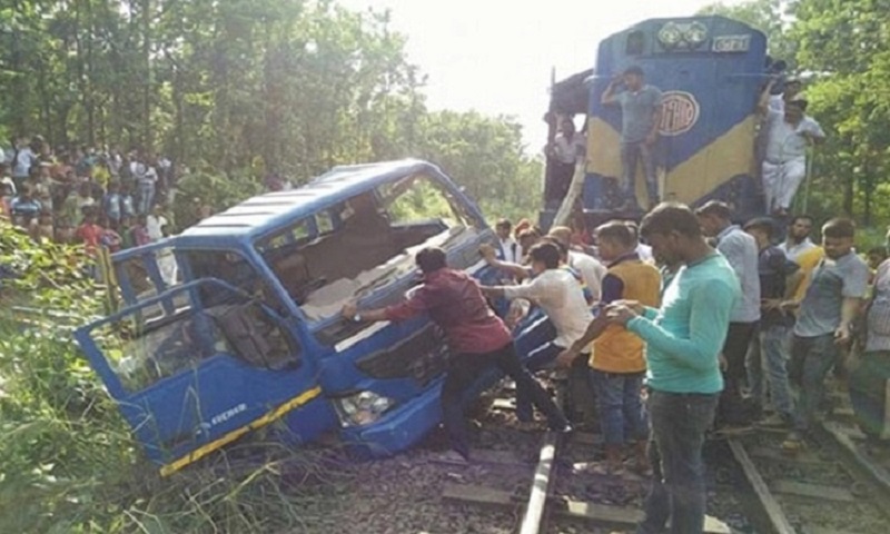 গাজীপুরে ট্রেন-পিকআপ সংঘর্ষ, নিহত ৩