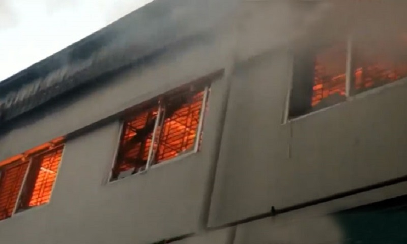 নারায়ণগঞ্জে পোশাক কারখানায় আগুন