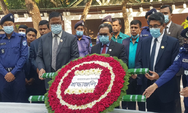 টুঙ্গিপাড়ায় বঙ্গবন্ধুর সমাধিতে প্রধান বিচারপতির শ্রদ্ধা