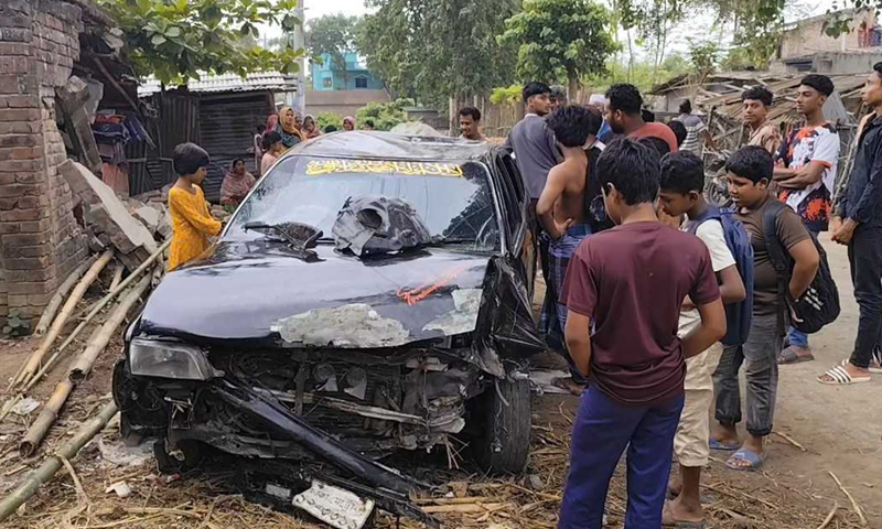 নিয়ন্ত্রণ হারানো প্রাইভেটকার ঘরে ঢুকে পড়ার পর দেড় কেজি গাঁজা উদ্ধার