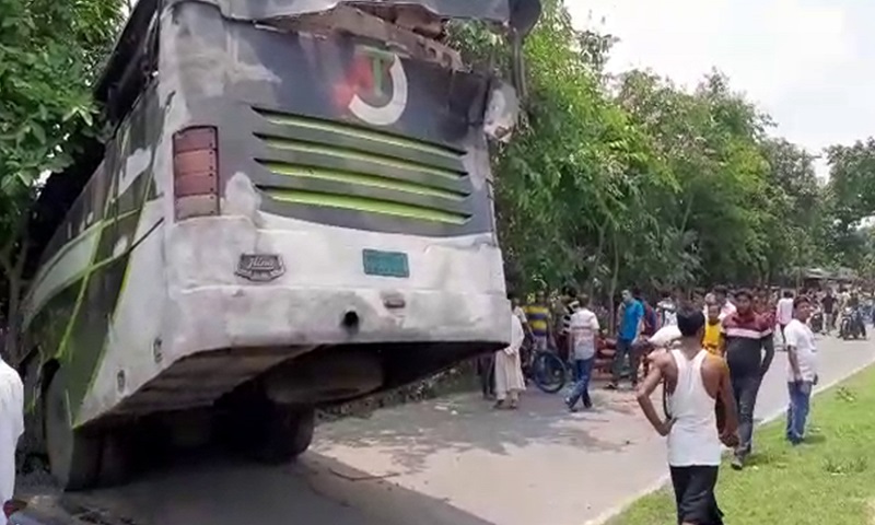 নাটোরে দুই বাসের সংঘর্ষে নিহত ৬, আহত ২০