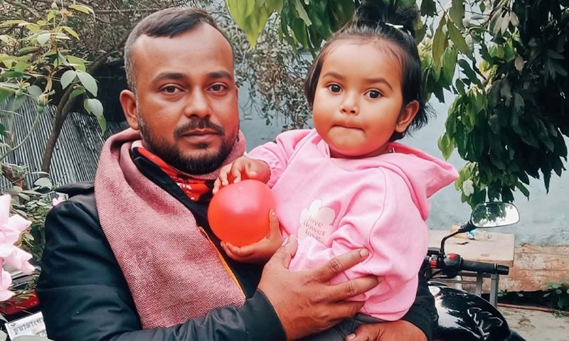 বজ্রাঘাতে বাবার মৃত্যু, কোল থেকে ছিটকে পড়ে বেঁচে গেল ৩ বছরের শিশু