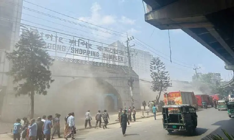  চিটাগং শপিং কমপ্লেক্সে আগুন, দেড় ঘণ্টার চেষ্টায় নিয়ন্ত্রণে